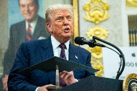 President Trump, Apple CEO Cook Announce Additional $100 Billion Investement in U.S.