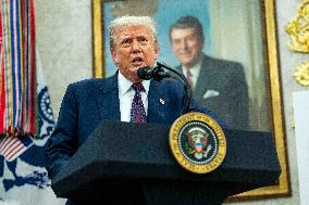 President Trump, Apple CEO Cook Announce Additional $100 Billion Investement in U.S.