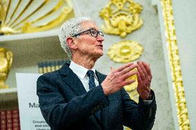 President Trump, Apple CEO Cook Announce Additional $100 Billion Investement in U.S.