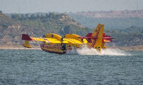 Canadair planes during their refilling on the Etang de Bages - Aude