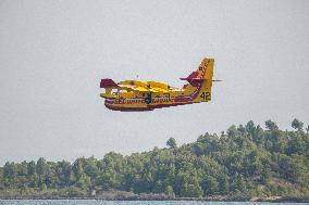 Canadair planes during their refilling on the Etang de Bages - Aude