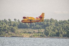 Canadair planes during their refilling on the Etang de Bages - Aude