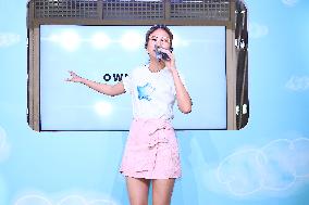 Taiwanese Female Singer 9m88