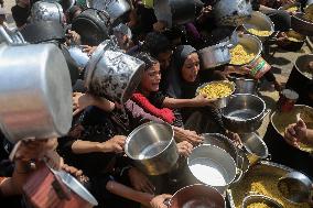 Palestinians Wait to Get Free Food - Gaza