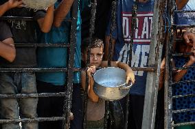 Palestinians Wait to Get Free Food - Gaza