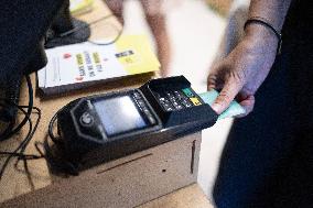 Credit card payment in a shop - Paris