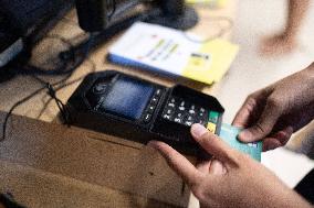 Credit card payment in a shop - Paris