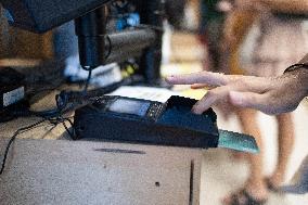 Credit card payment in a shop - Paris