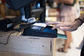 Credit card payment in a shop - Paris