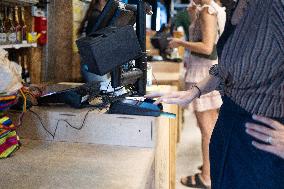 Credit card payment in a shop - Paris