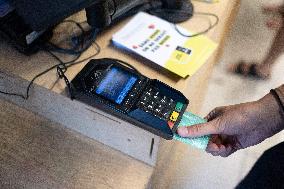 Credit card payment in a shop - Paris