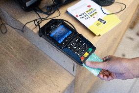 Credit card payment in a shop - Paris