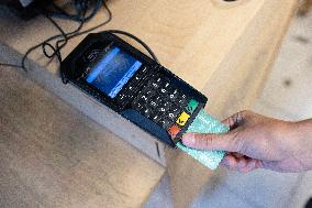 Credit card payment in a shop - Paris
