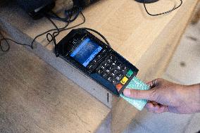 Credit card payment in a shop - Paris
