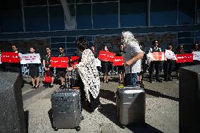 Air Canada Flight Attendants Hold Silent Protest at Vancouver Airport - Canada