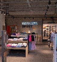 Shop and Logo - Shopping Center - Rambouillet