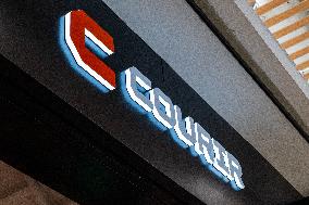 Shop and Logo - Shopping Center - Rambouillet