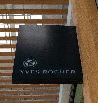 Shop and Logo - Shopping Center - Rambouillet