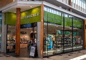 Shop and Logo - Shopping Center - Rambouillet