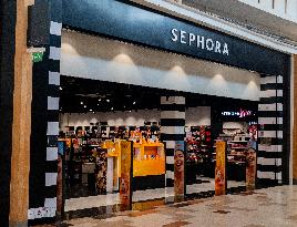 Shop and Logo - Shopping Center - Rambouillet