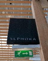 Shop and Logo - Shopping Center - Rambouillet
