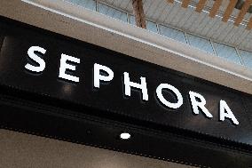 Shop and Logo - Shopping Center - Rambouillet