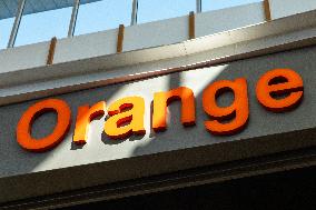 Shop and Logo - Shopping Center - Rambouillet