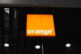 Shop and Logo - Shopping Center - Rambouillet