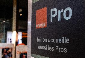Shop and Logo - Shopping Center - Rambouillet