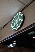 Shop and Logo - Shopping Center - Rambouillet