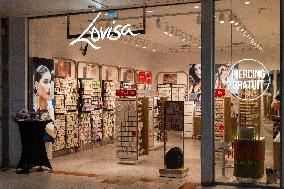 Shop and Logo - Shopping Center - Rambouillet