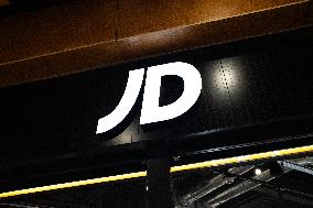 Shop and Logo - Shopping Center - Rambouillet