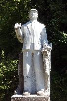 Trump and Putin Statues Vandalized in Vagli di Sotto - Italy