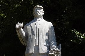 Trump and Putin Statues Vandalized in Vagli di Sotto - Italy