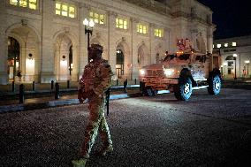 Federal agents and National Guard patrol - Washington