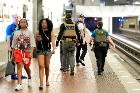 Federal agents and National Guard patrol - Washington