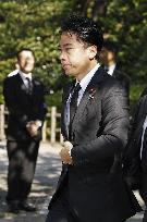 Farm minister at Tokyo's Yasukuni shrine on end of WWII anniv.