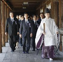 Yasukuni shrine visit on end of WWII anniv.