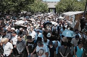 Yasukuni shrine visit on end of WWII anniv.