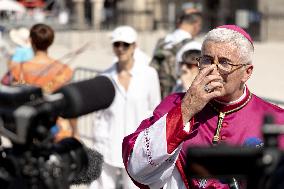 Assumption procession at Notre-Dame de Paris Cathedral - Paris AJ