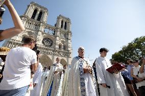 Assumption procession at Notre-Dame de Paris Cathedral - Paris AJ