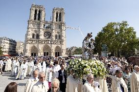 Assumption procession at Notre-Dame de Paris Cathedral - Paris AJ