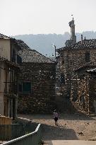 Yeres-Llamas Fire Advances Toward Ponferrada Evacuations Underway - Spain