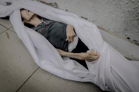 Families Mourn Airstrike Victims - Gaza