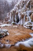 FRANCE. JURA (39) NEAR THE VILLAGE OF BAUME-LES-MESSIEURS. LA CASCADE DES TUFS
