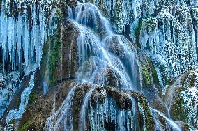 FRANCE. JURA (39) NEAR THE VILLAGE OF BAUME-LES-MESSIEURS. LA CASCADE DES TUFS