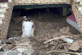 At Least 300 Killed in Pakistan Floods