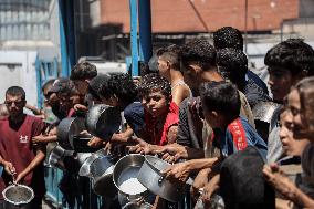 Gaza City Offers Food Aid - Gaza City
