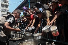 Gaza City Offers Food Aid - Gaza City