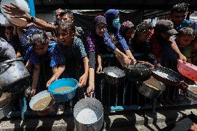 Gaza City Offers Food Aid - Gaza City